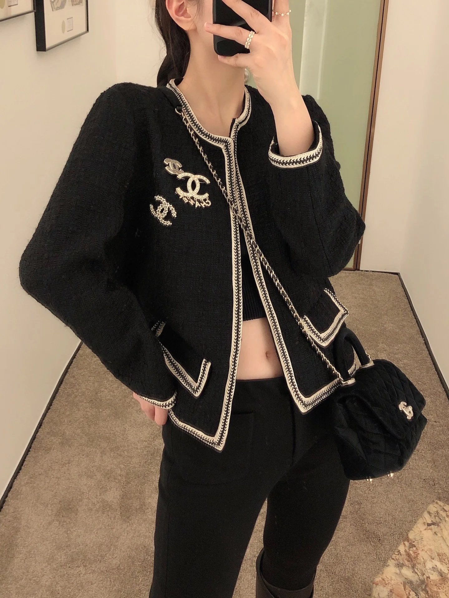 Мини-сумка Chanel Coco Handle из черного бархата с бриллиантовой пряжкой