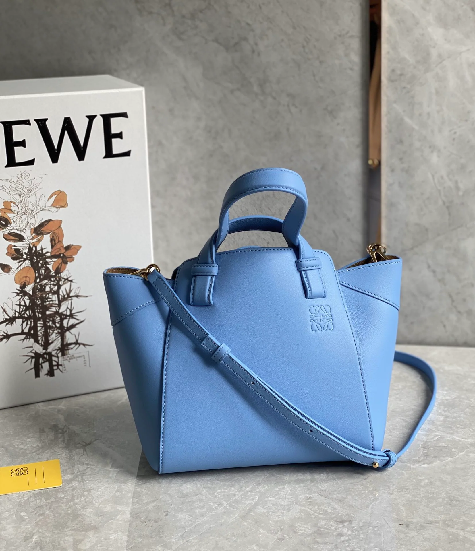 Сумка-гамак Loewe Hammock Nugget Bag - светло-голубая.