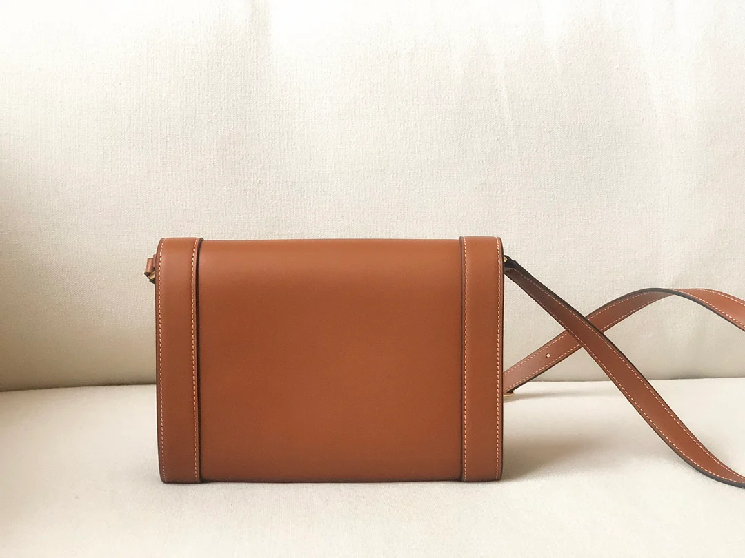 Кожаная сумка Celine Triomphe с ремешком — желто-коричневая.