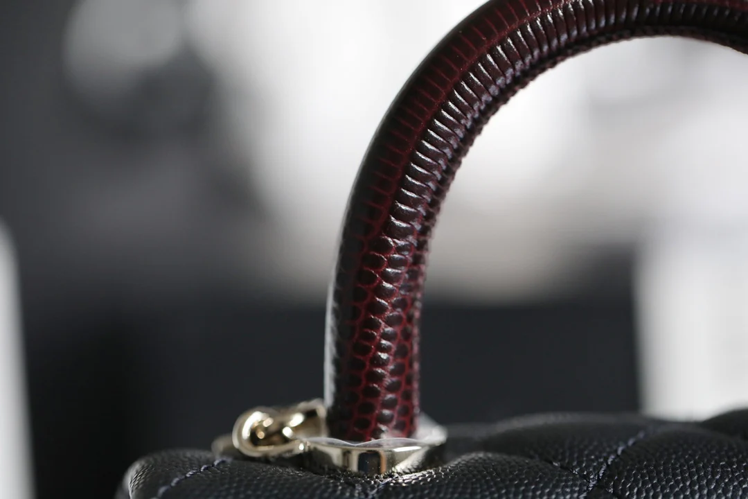 Мини-сумка Chanel Coco Handle — черная зернистая телячья кожа с бордовым ремешком на запястье — пряжка из светлого золота.