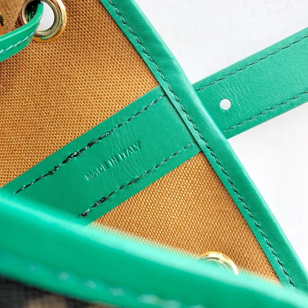 Маленькая холщовая сумка Celine Triomphe на завязках - зеленая с монограммой.