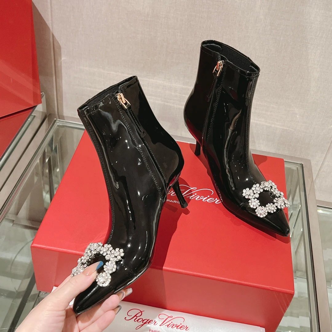 Ботильоны RV Shoes с острым носком, украшенные стразами.