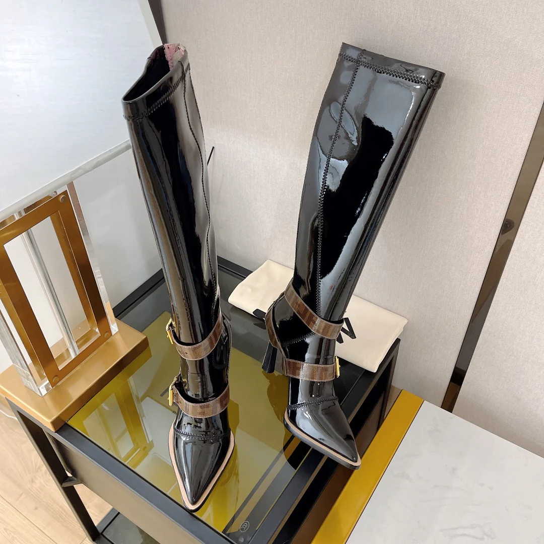 Новинка сезона осень/зима 2022 от Fendi — Эластичные лакированные ботинки, серия FFrame — Ботинки на высоком каблуке