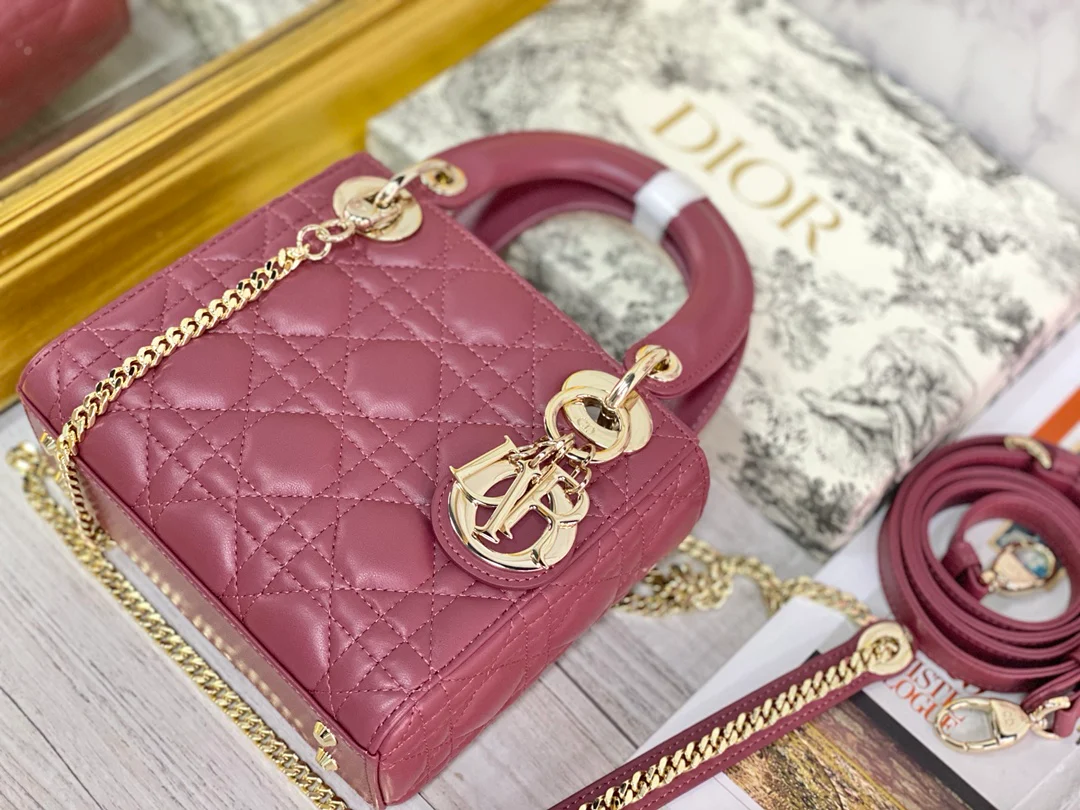 Миниатюрная сумочка Dior Lady Dior - модель Princess Dior с тремя отделениями - 17 см - пряжка из розового золота цвета гибискуса.