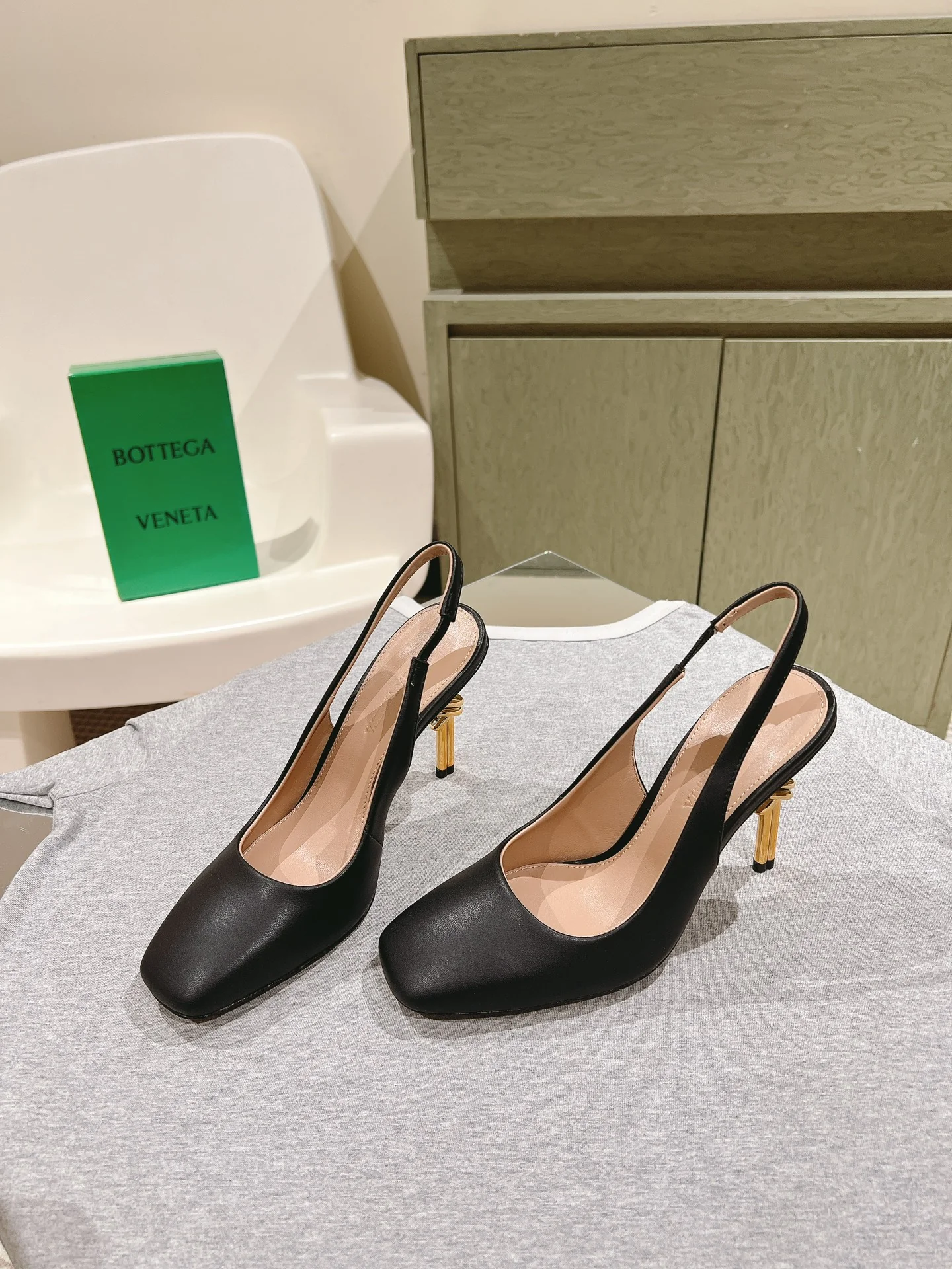 Туфли на высоком каблуке BV-2024 с металлизированным узором 