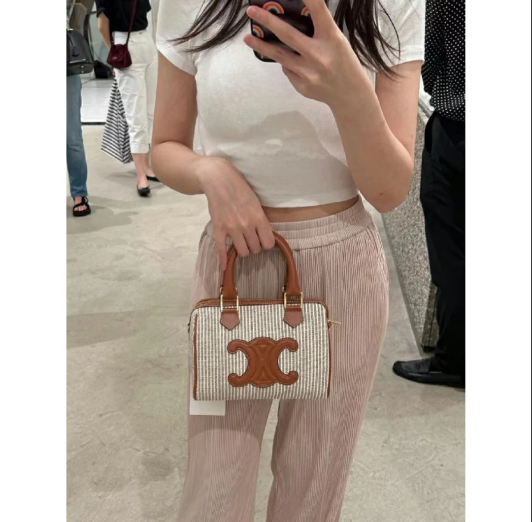 Новинка 2023 года от Celine - сумка-бостон из ткани, джинсовой кожи, бежевого цвета, маленького размера.