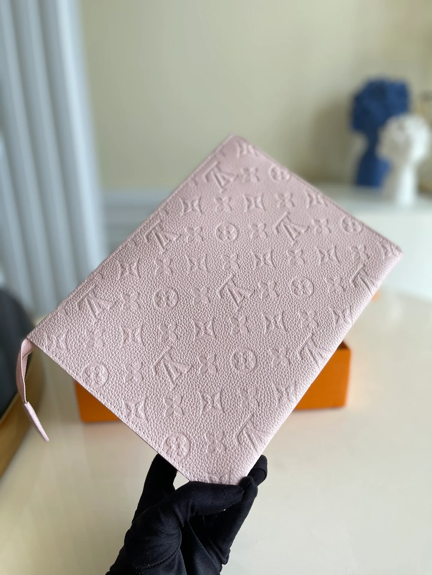 lv-m45665-Розовый клатч с тиснением