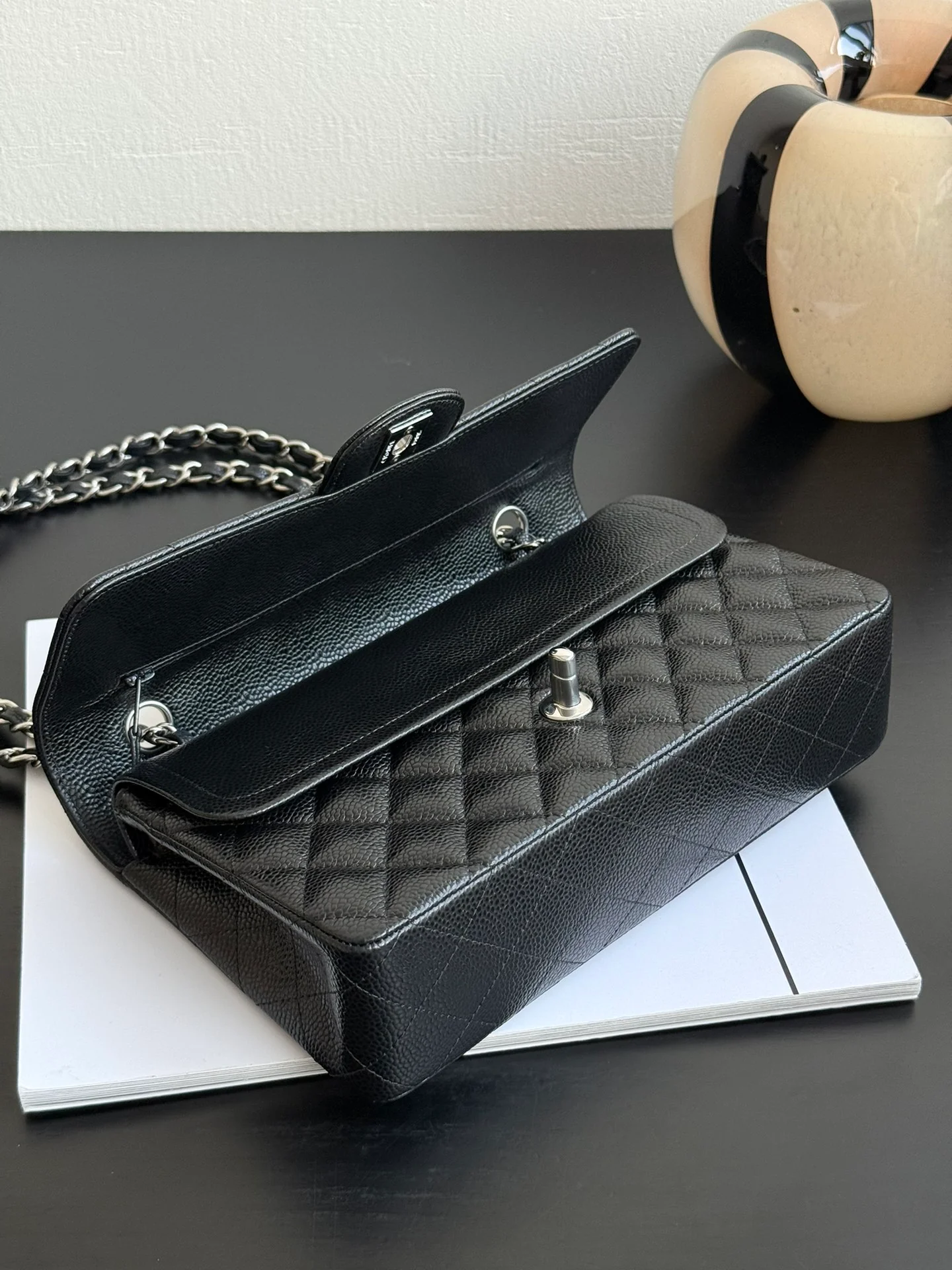 Сумка Chanel CF25 из зернистой кожи с серебристой фурнитурой и цепочкой — черная.