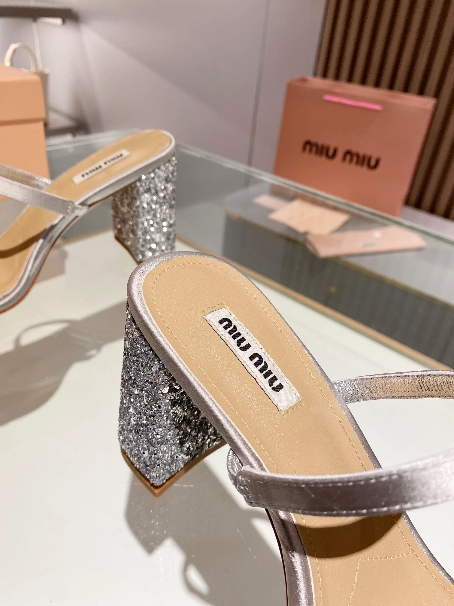 Новинка сезона весна/лето 2023 от Miu Miu - Босоножки на высоком каблуке с ремешками - 8-5 см - Серебристые