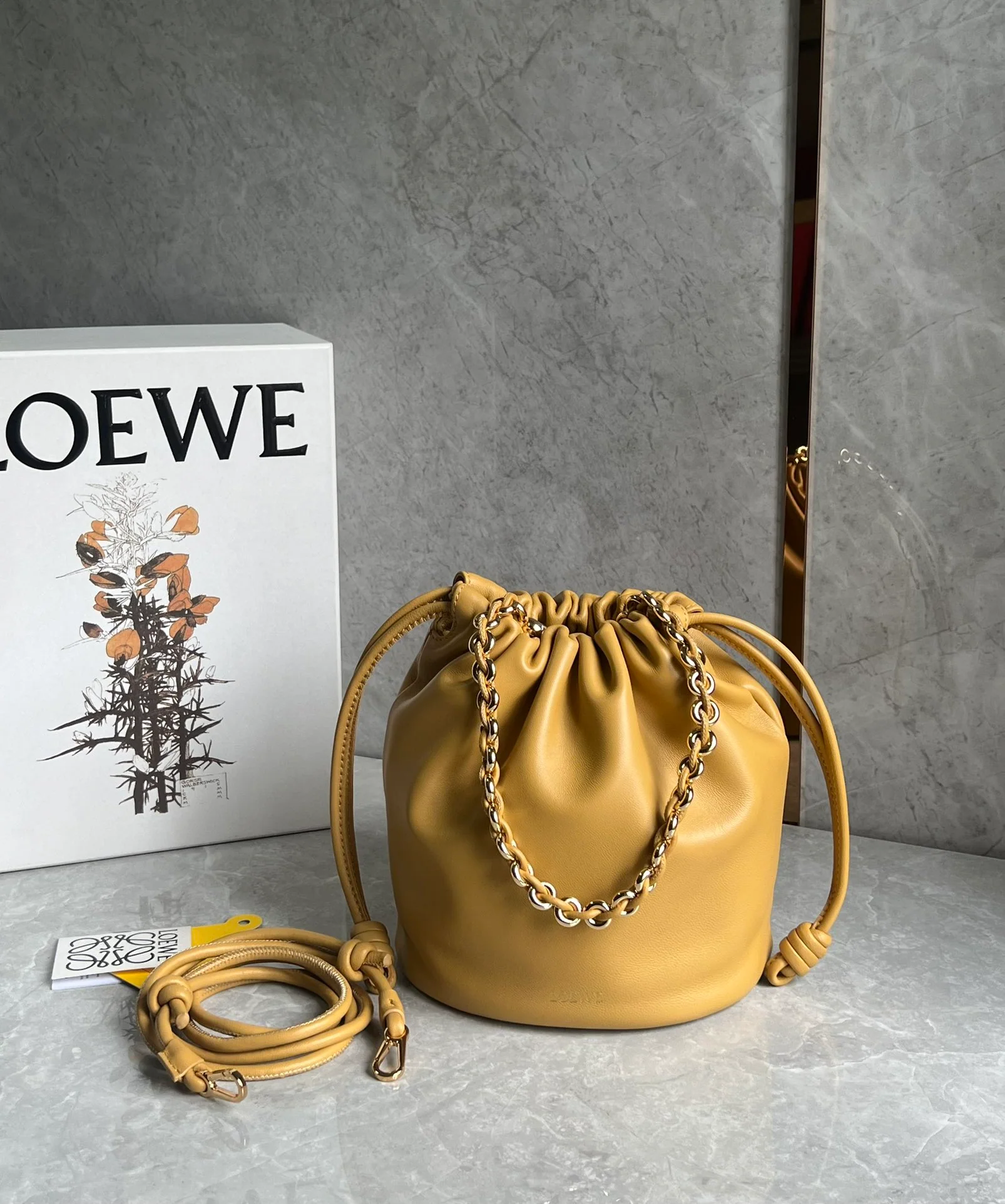 Сумка-ведро Loewe Flamenco Purse Bucket Bag - горчично-желтого цвета.