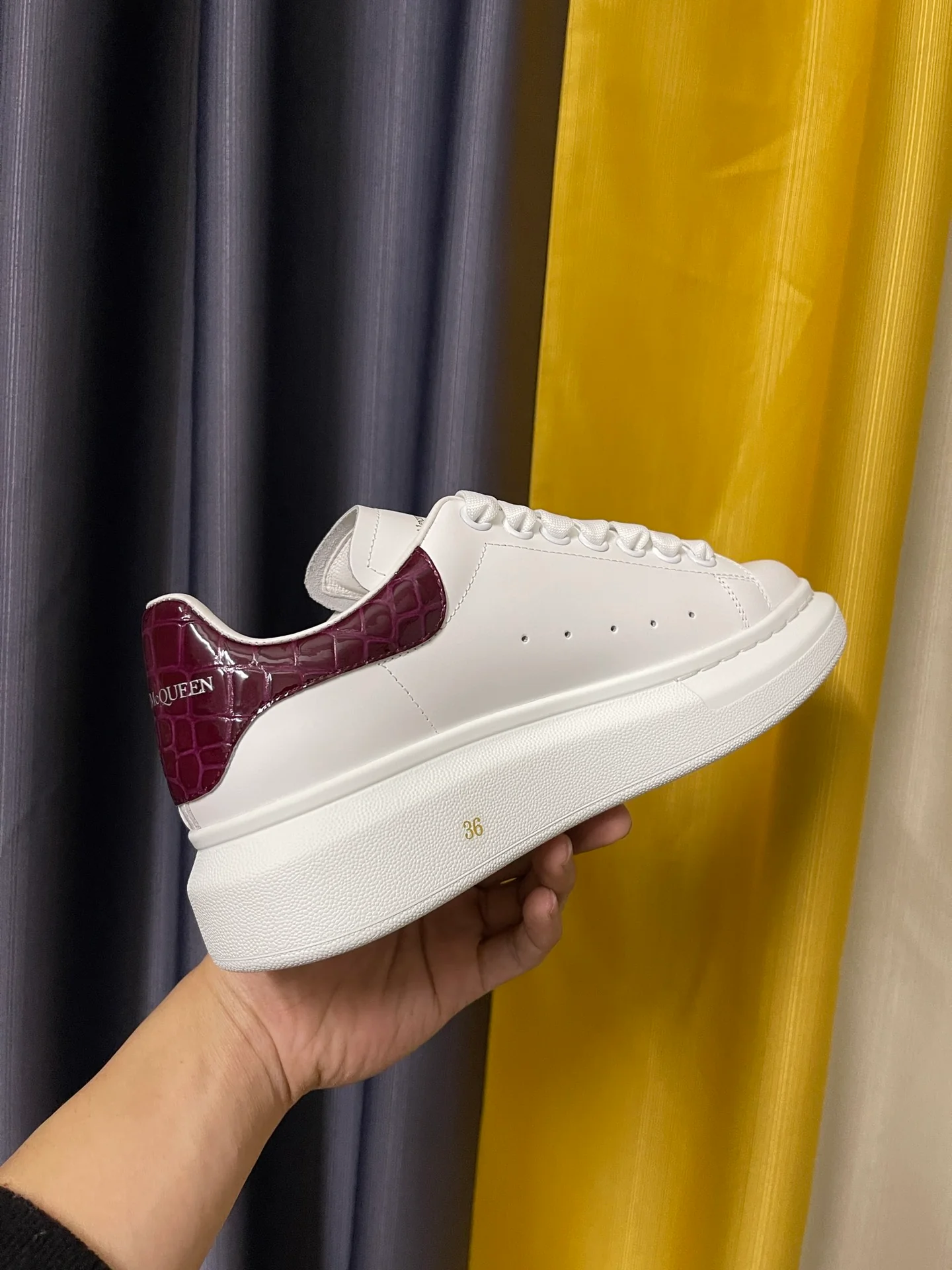 Классические белые кроссовки McQueen - унисекс - фиолетово-красная лакированная кожа, каблук с текстурой под камень.