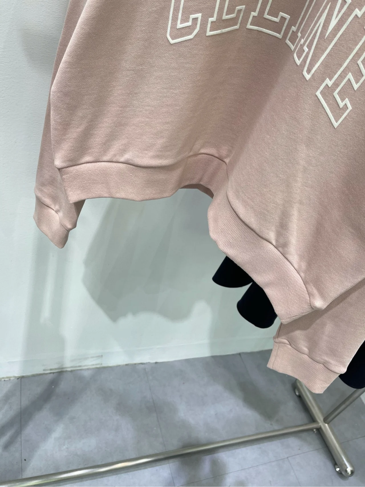 Celine-2403 Розовая флокированная футболка с круглым вырезом и буквами для колледжа