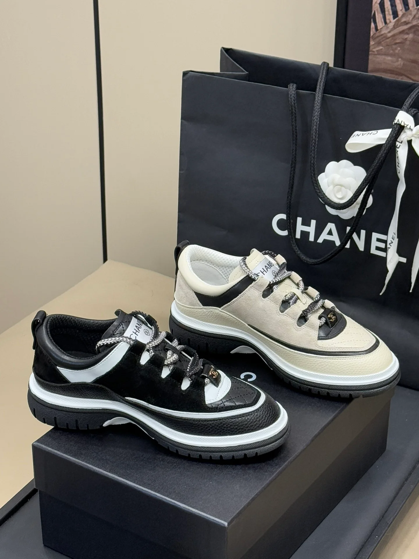 Изображение коллекции кроссовок Chanel 2024 года