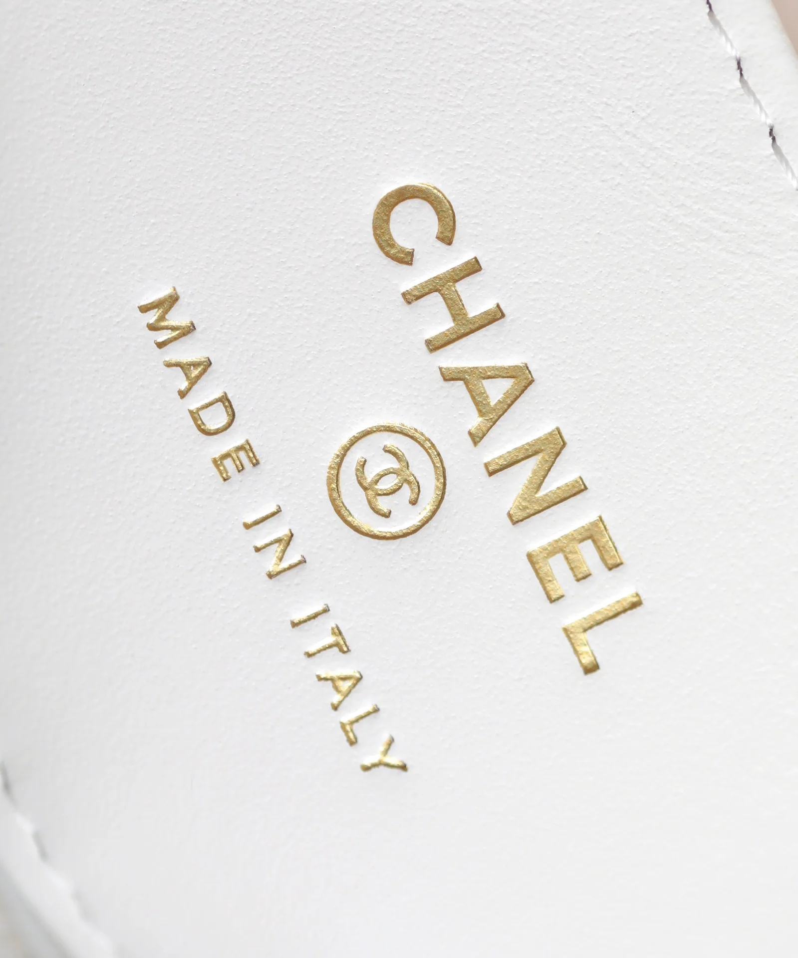 Миниатюрная сумочка Chanel Kelly на цепочке, белая.