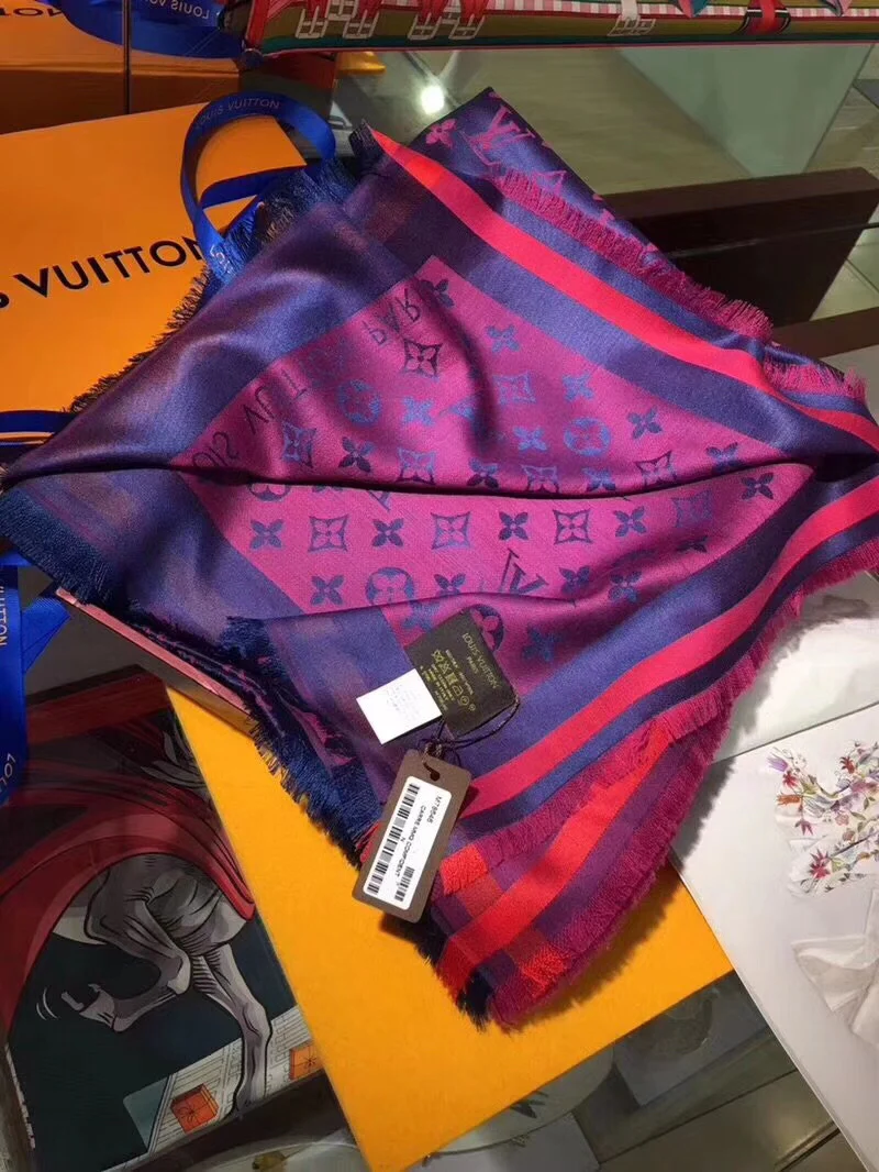 Шелковый шарф LV-140 Monogram — модель высшего класса с исключительно мягкой текстурой.