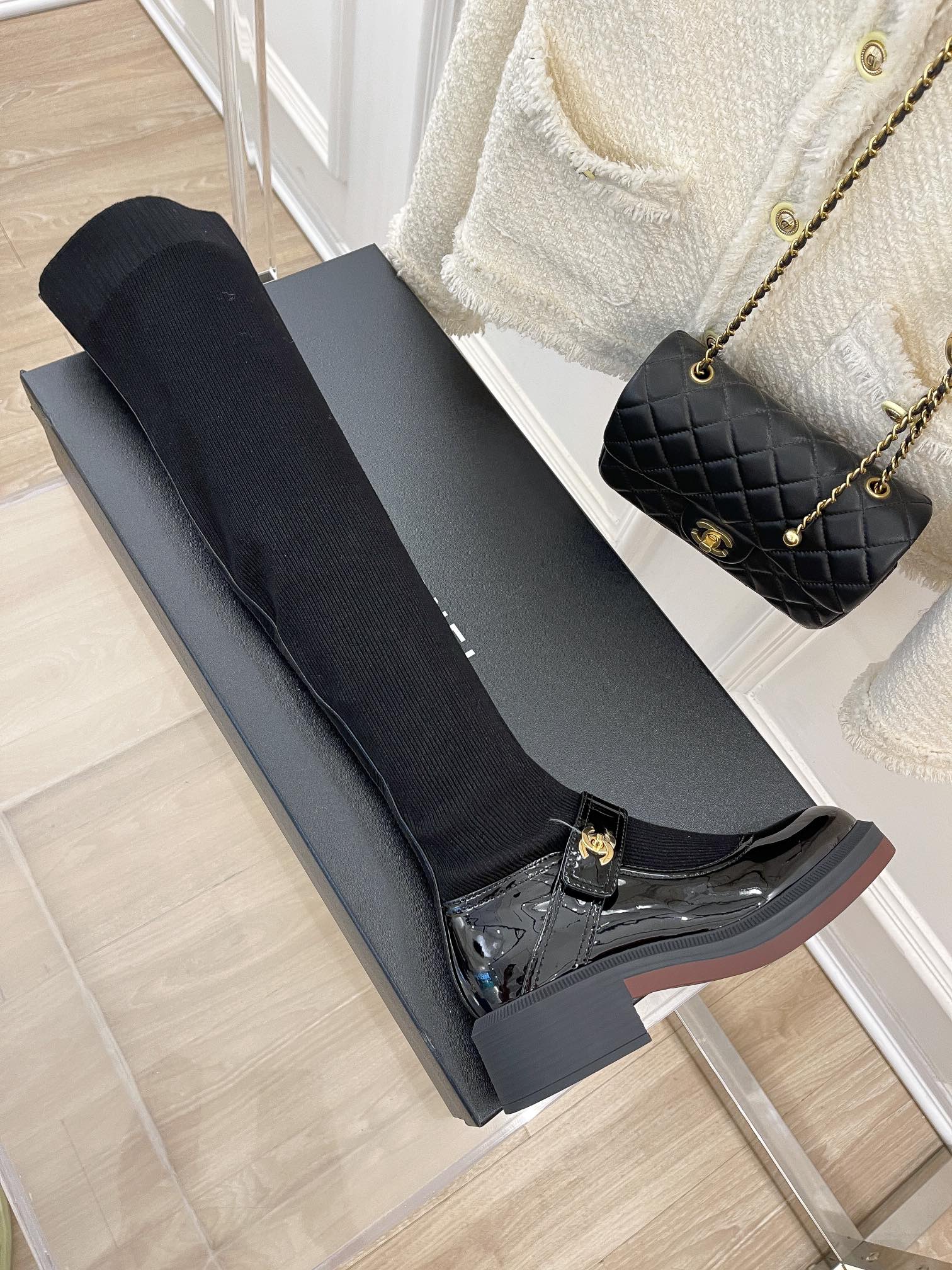 Новинки осенне-зимней коллекции Chanel 2023 — Ботильоны-носки — Кожаные туфли-носки