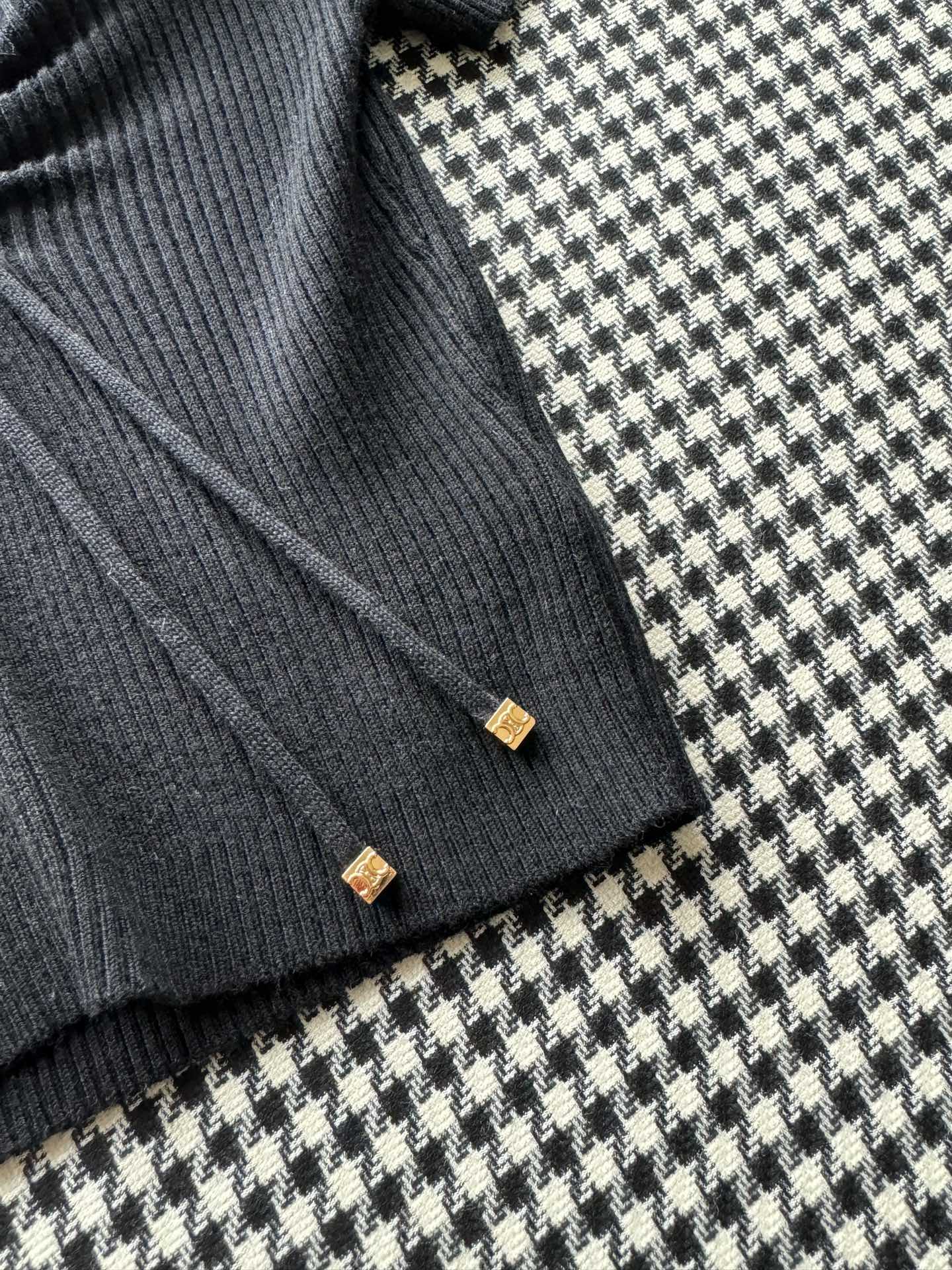 Celine - 2404 - 24 Новая вязаная блузка с короткими рукавами и ажурным сердечком на шнуровке для ранней весны - Черная