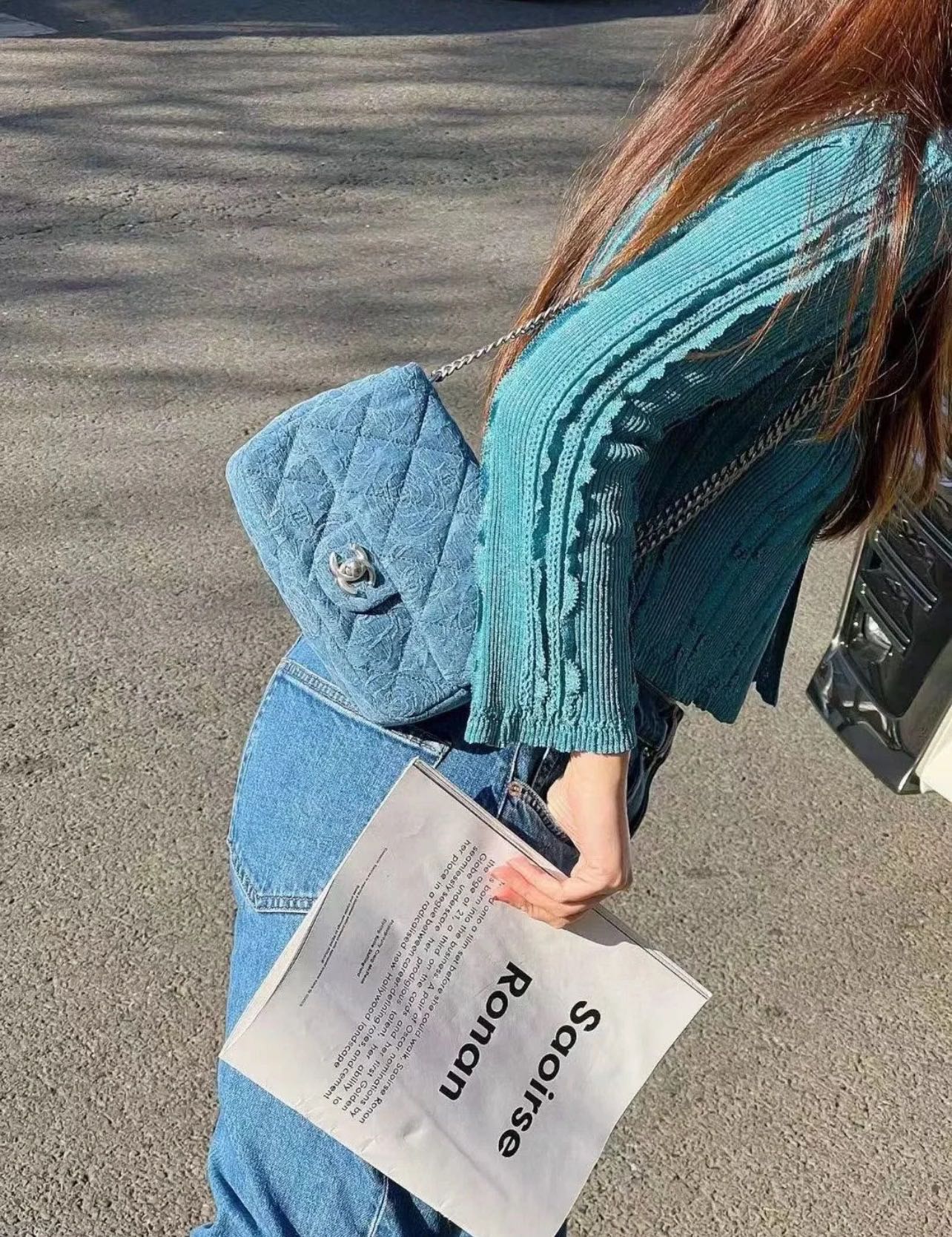 Коллекция Chanel Весна/Лето 2023 - Пряжка в виде сердца с камелией из денима - Квадратная - Светло-голубая серебристая пряжка - 19 см - 1