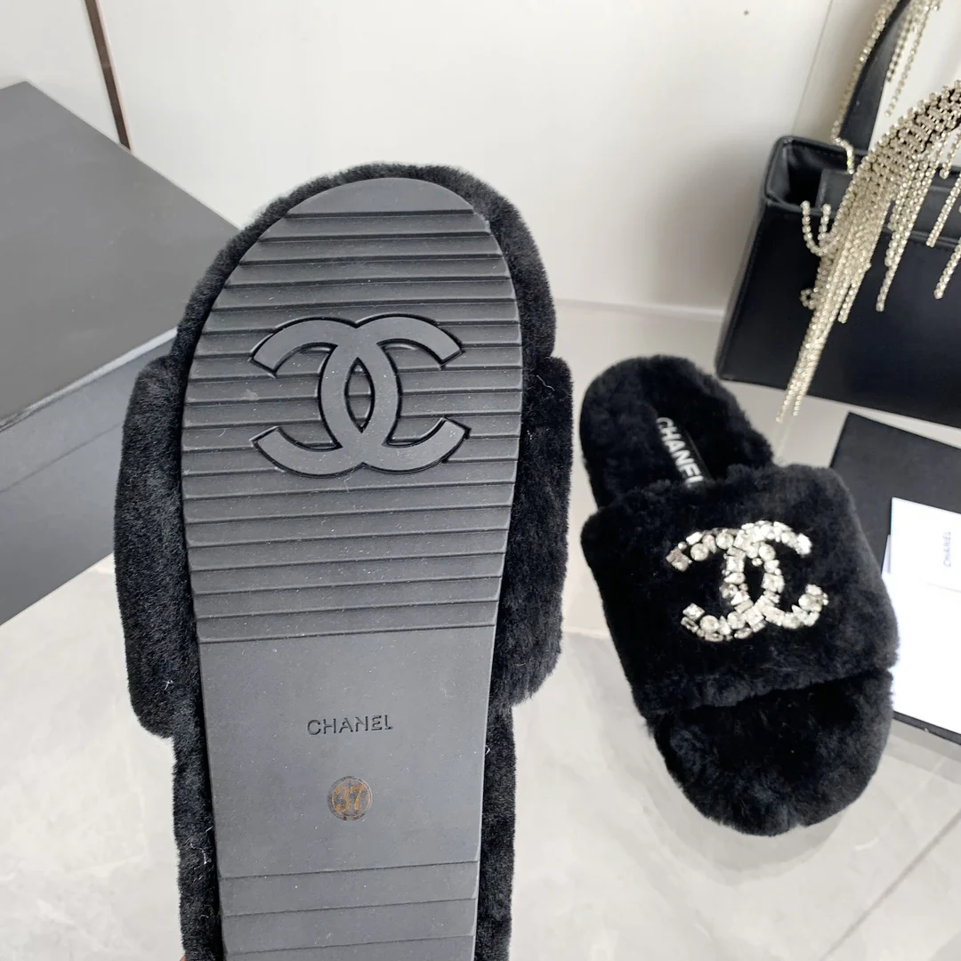 Новинка сезона осень/зима 2023 от Chanel - Шерстяные тапочки - Черные со стразами