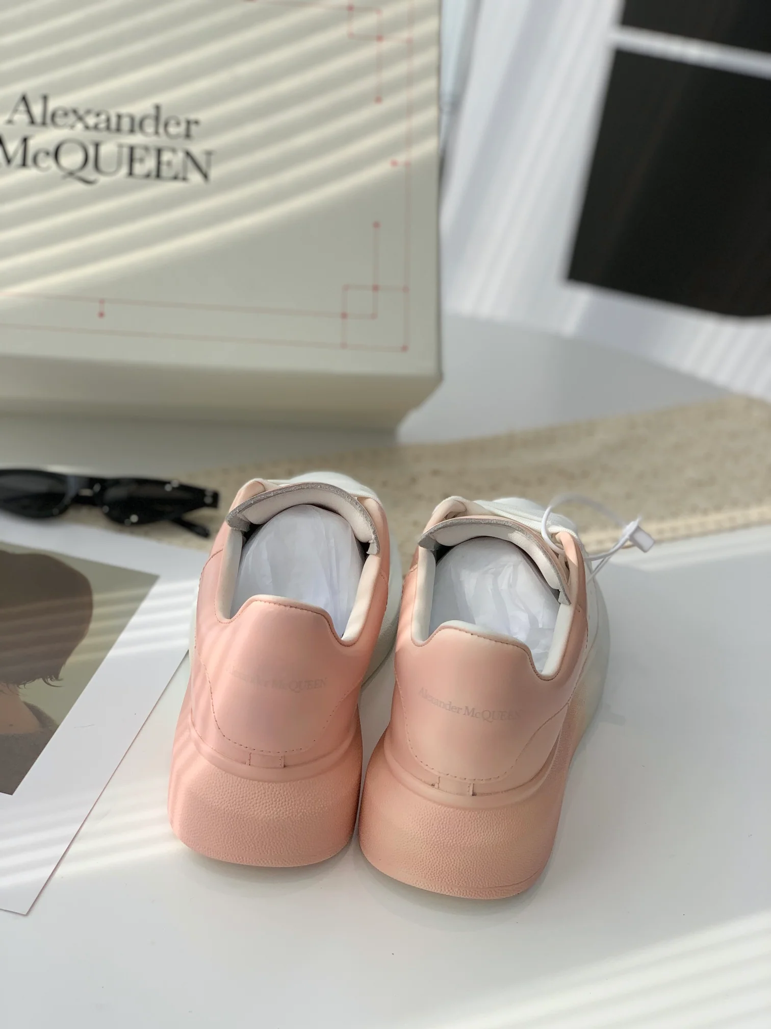 McQueen - Улучшенные классические белые кроссовки - Розовые