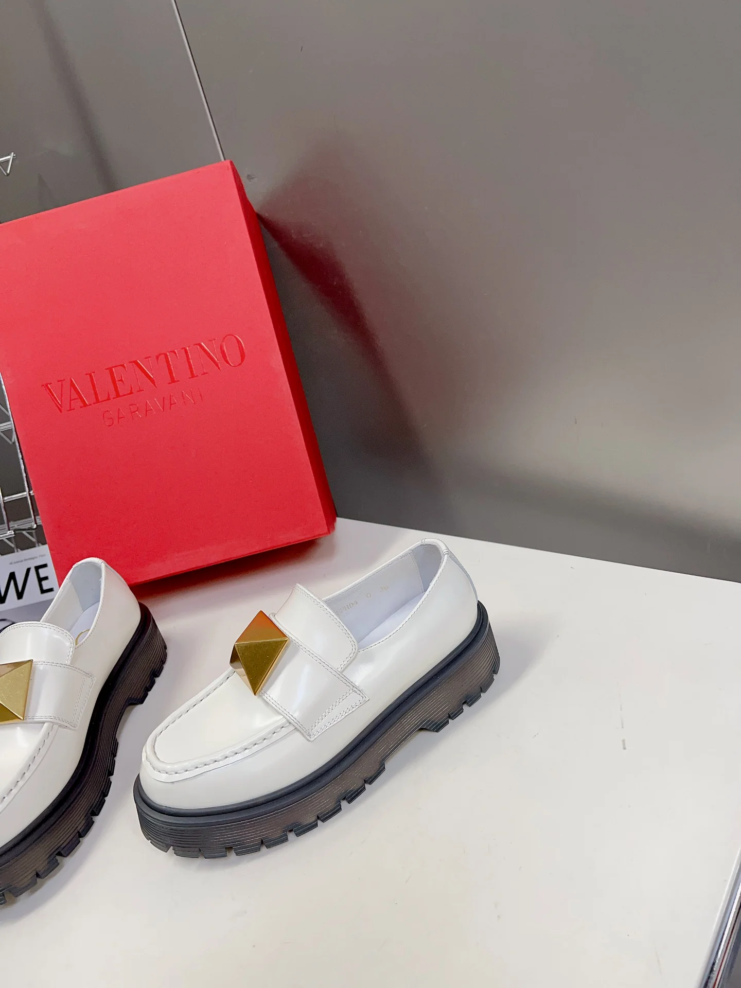 Коллекция Valentino осень/зима 2023, представленная на подиуме - Лоферы - С заклепками - Белые