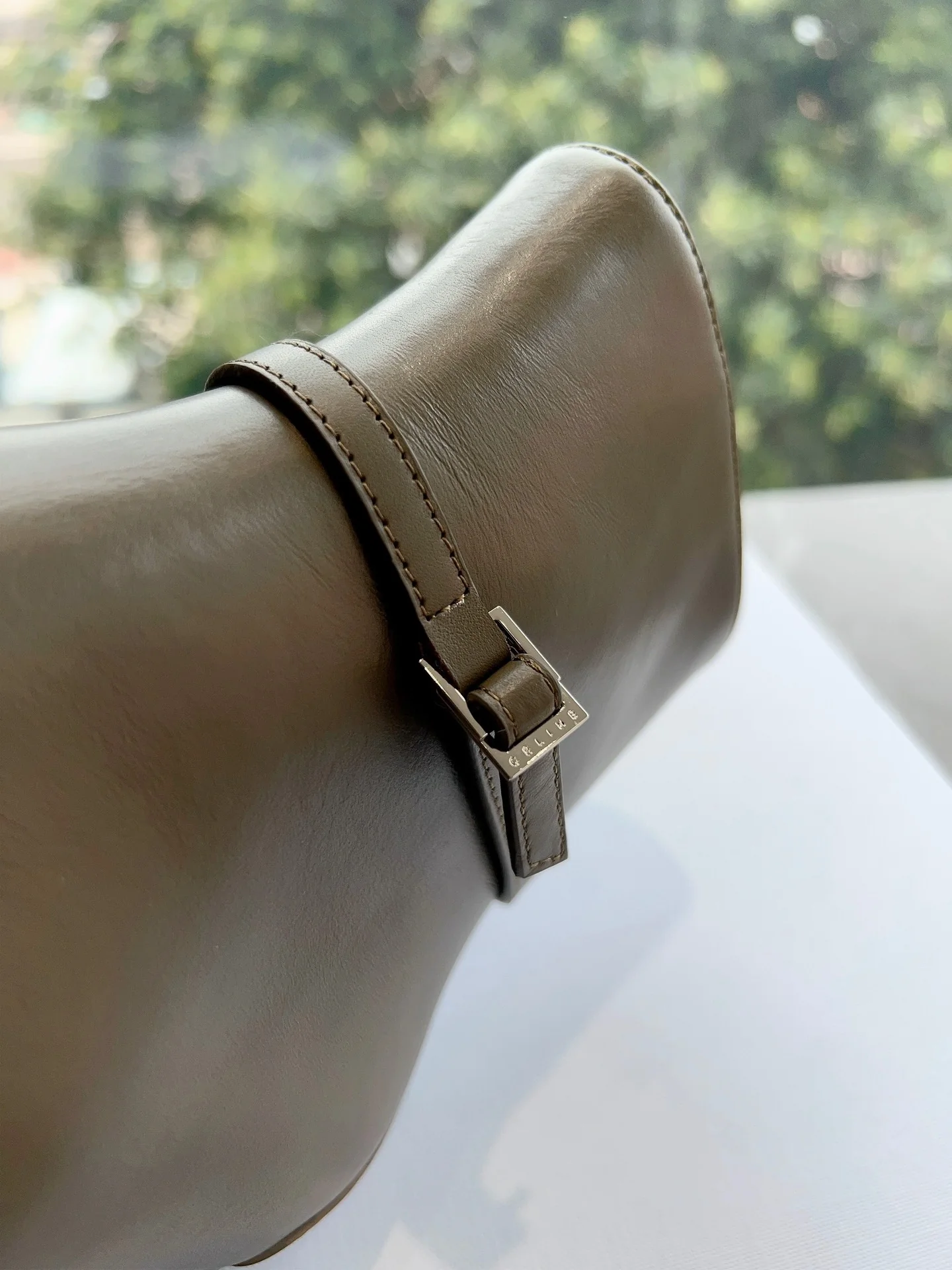 Новинка с показа Celine осень/зима 2023 — мотоциклетные ботильоны.