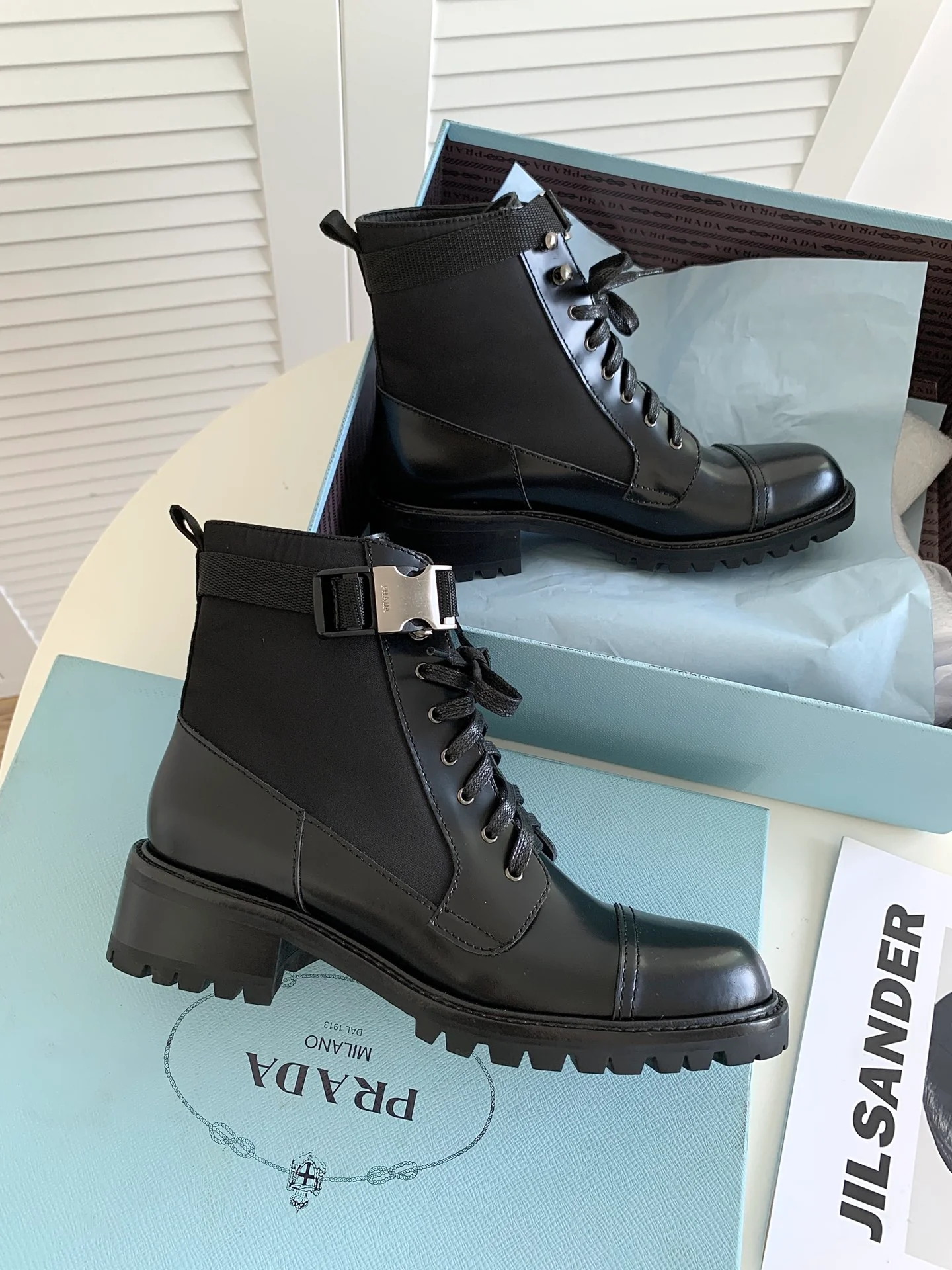 Новинка сезона осень/зима 2022 от Prada — ботинки Dr. Martens на шнуровке.
