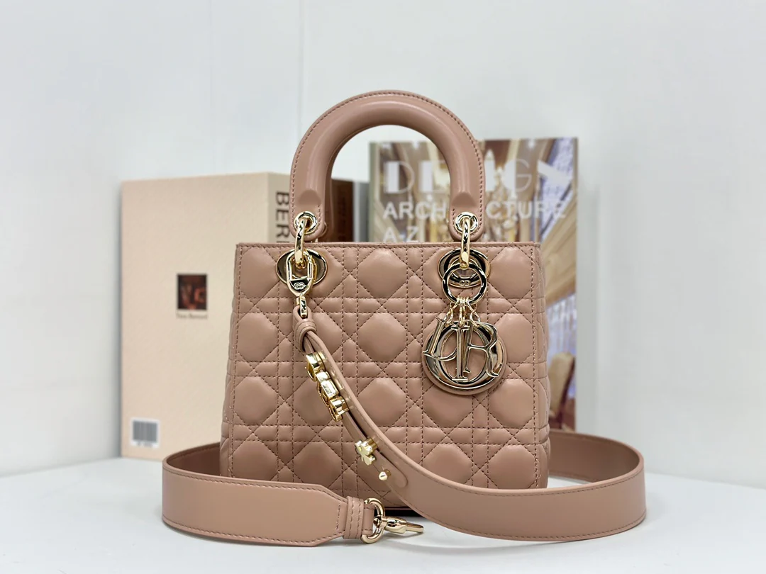 Коллекция Dior Lady - Коричневый цвет овечьей кожи