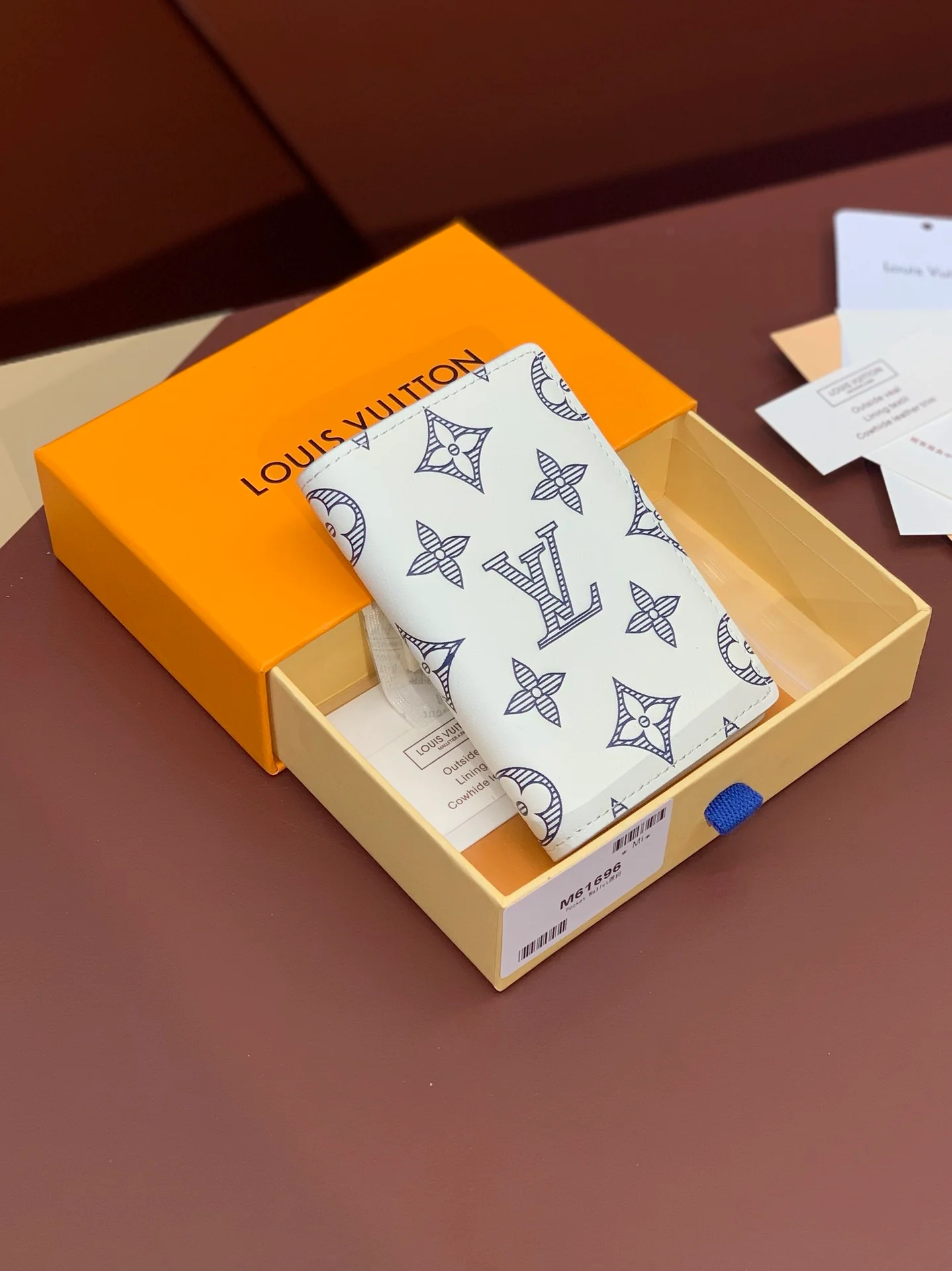 Кошелек-портмоне LV-m61696 с тисненым монограммом, цвет кремовый.