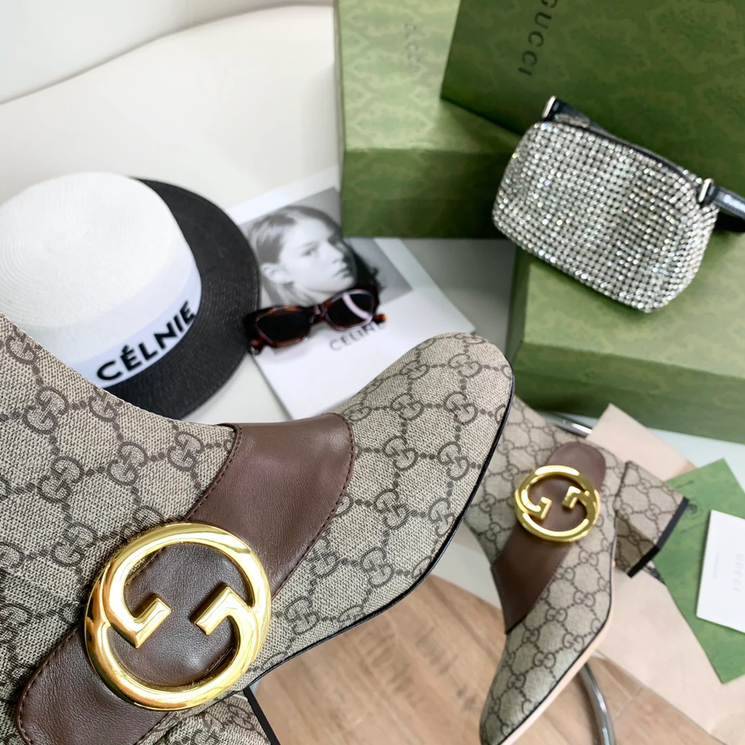 Новинка сезона осень/зима 2022 от Gucci - Классические ботильоны с золотой пряжкой - Монограммная канва.