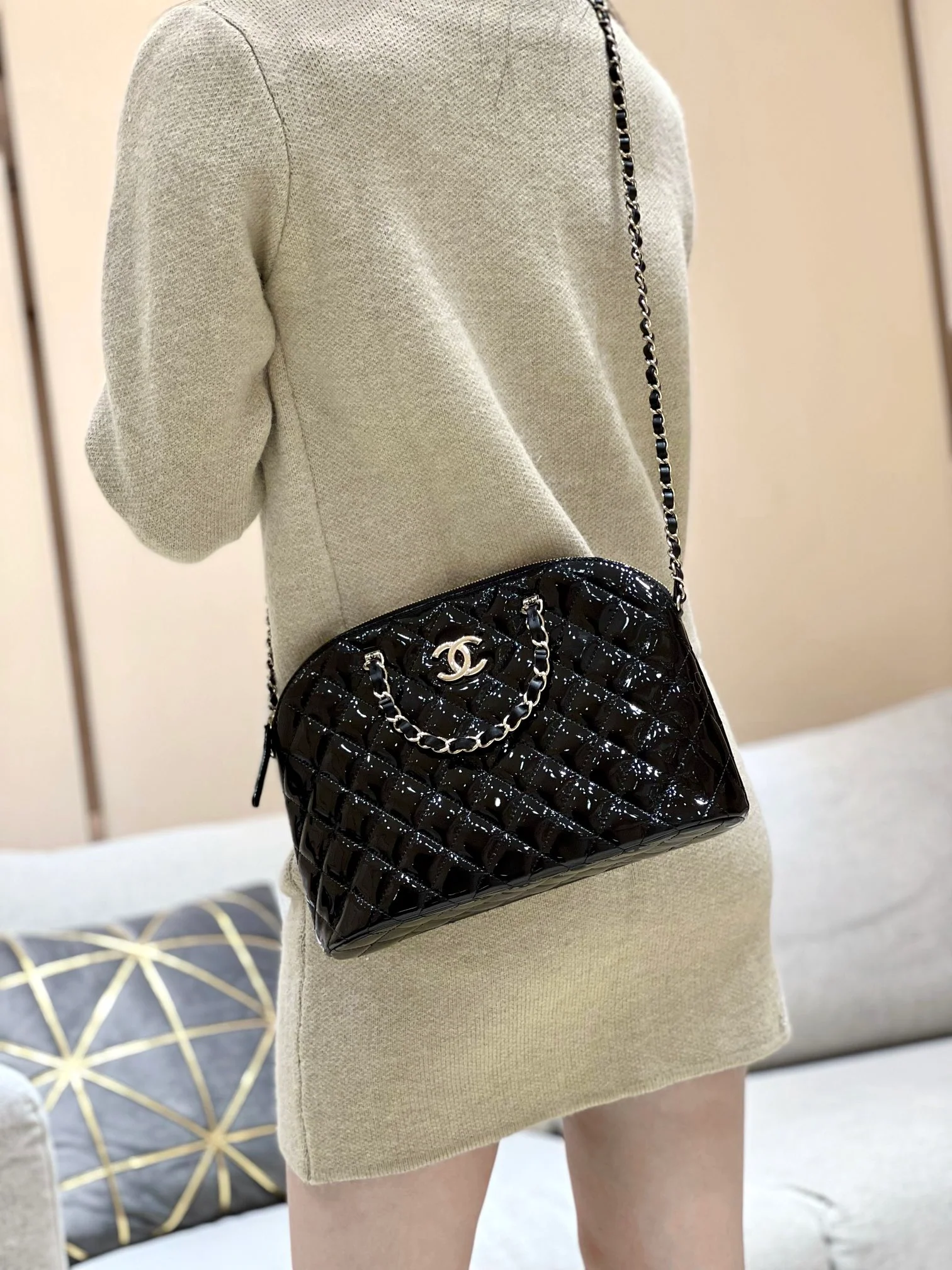 Новинка сезона весна/лето 2023 от Chanel - Сумка-ракушка из лакированной кожи - Большая - Черная - 1