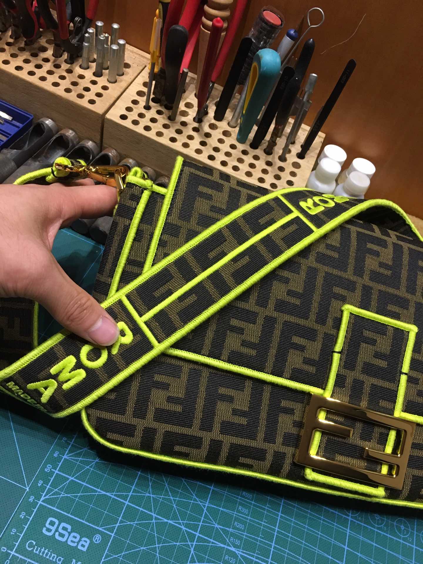 Сумка-багет Fendi Baguette — желтая сумка-багет средней длины с монограммой.