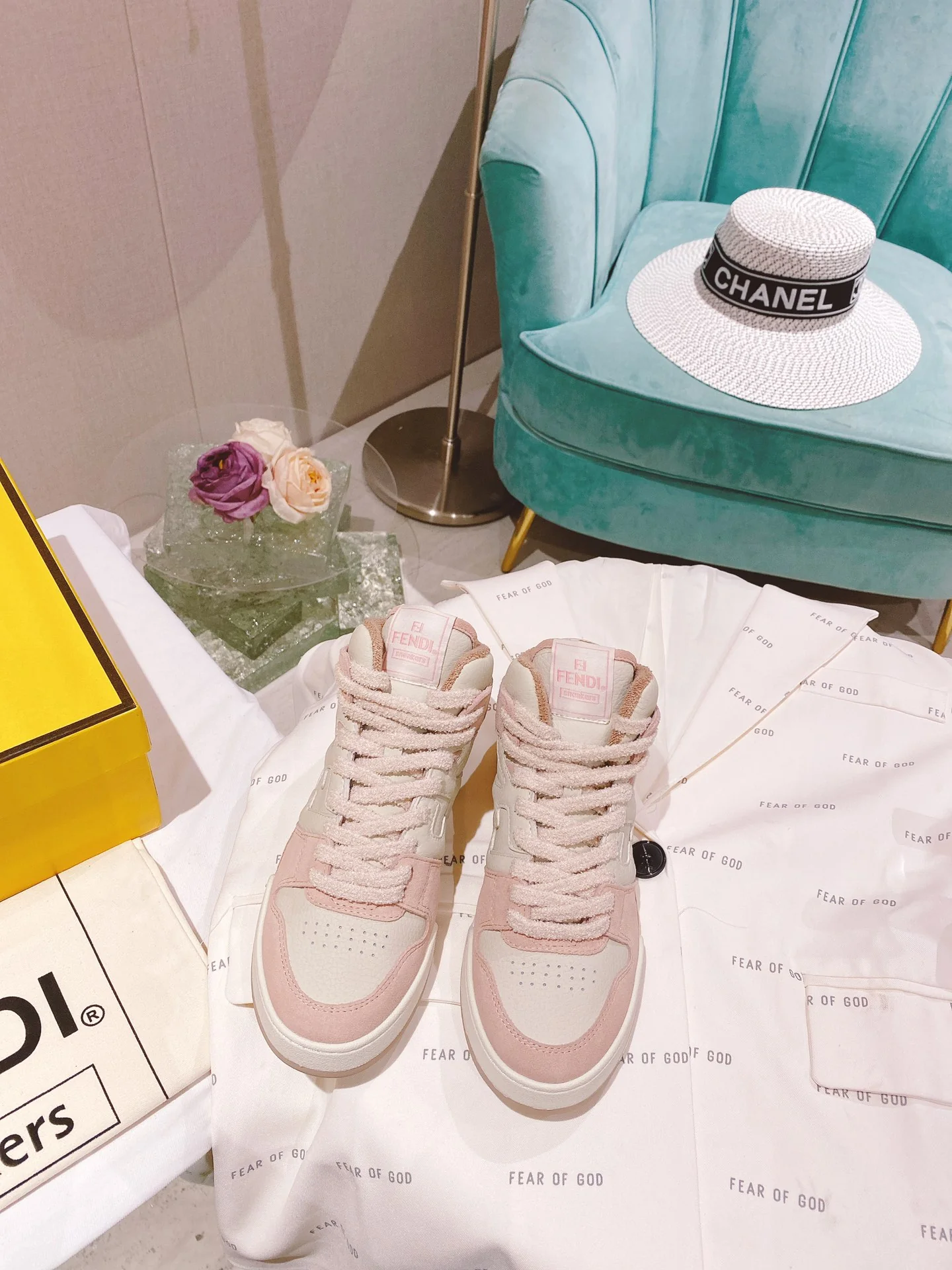 Новинки осенне-зимней коллекции Fendi 2022 — Повседневные кроссовки — Парный стиль — Розовые