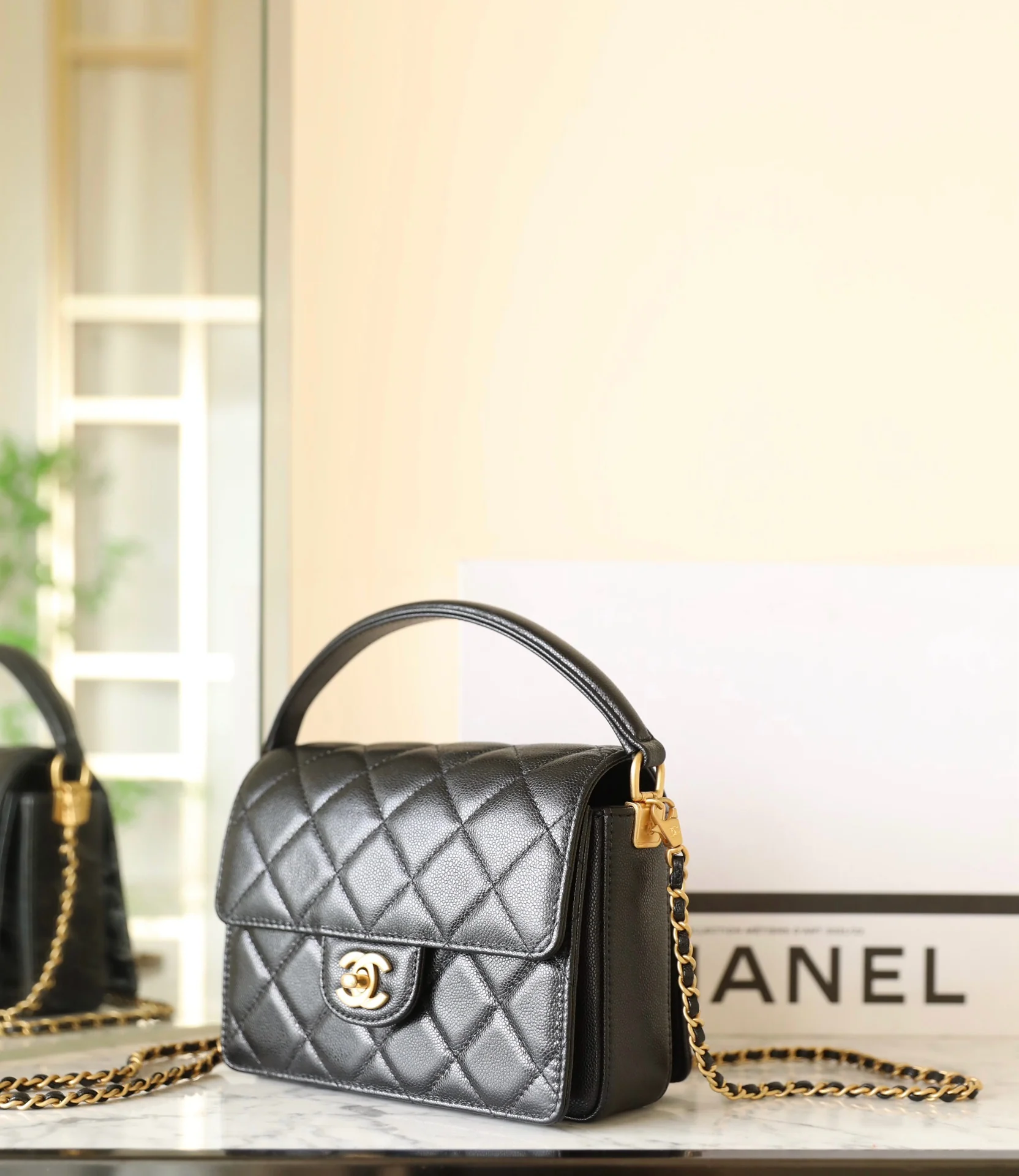 Сумка Chanel Medium Handle Flap Bag - черная