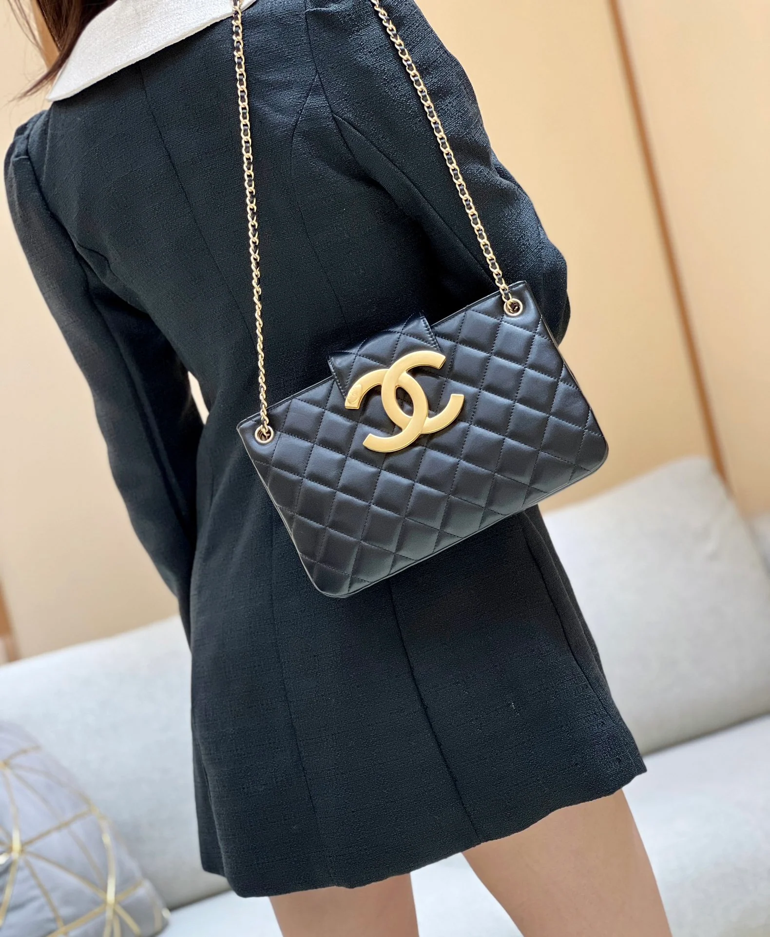 Новая коллекция Chanel ?Ранняя весна? — 24c — Большая ретро-сумка-шоппер с двойной буквой C — Черная