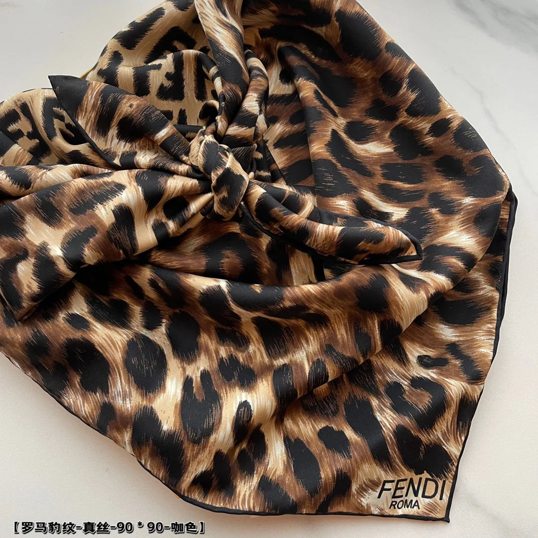 Шелковый шарф Fendi 90 с леопардовым принтом и монограммой, двусторонний.