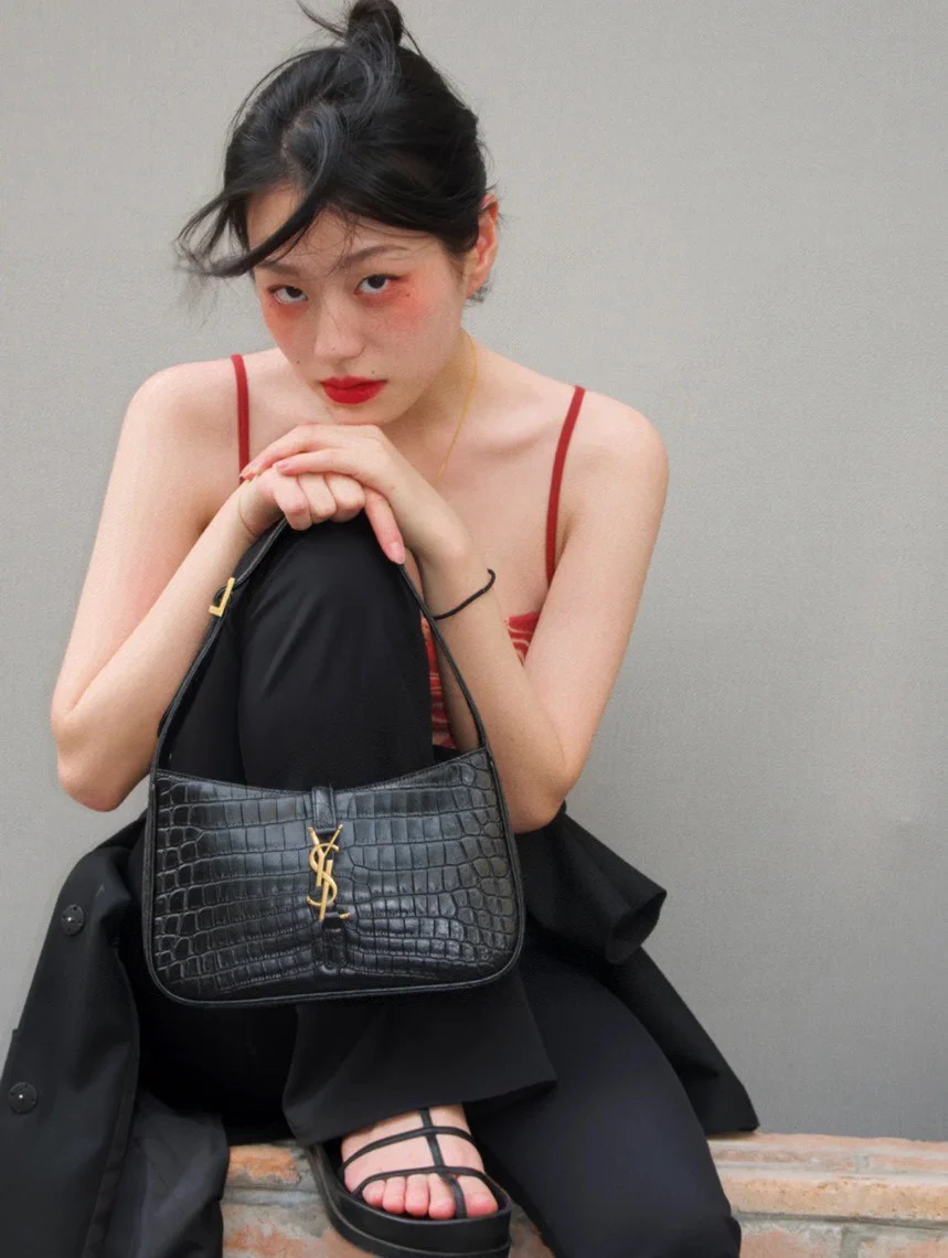 Кожаная сумка YSL Le 5 A 7 через плечо - черная крокодиловая кожа - на фото.