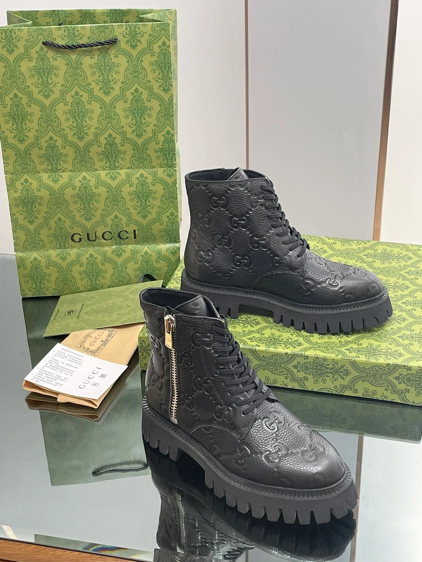 Новинка сезона осень/зима 2023 от Gucci - Ботильоны с тиснением Double G - Черные