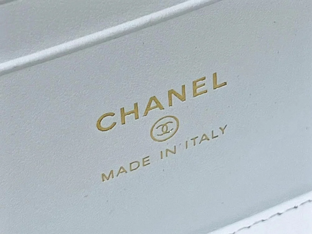 Новинка сезона весна/лето 2023 от Chanel - Длинная цепочка в форме шара - Белая