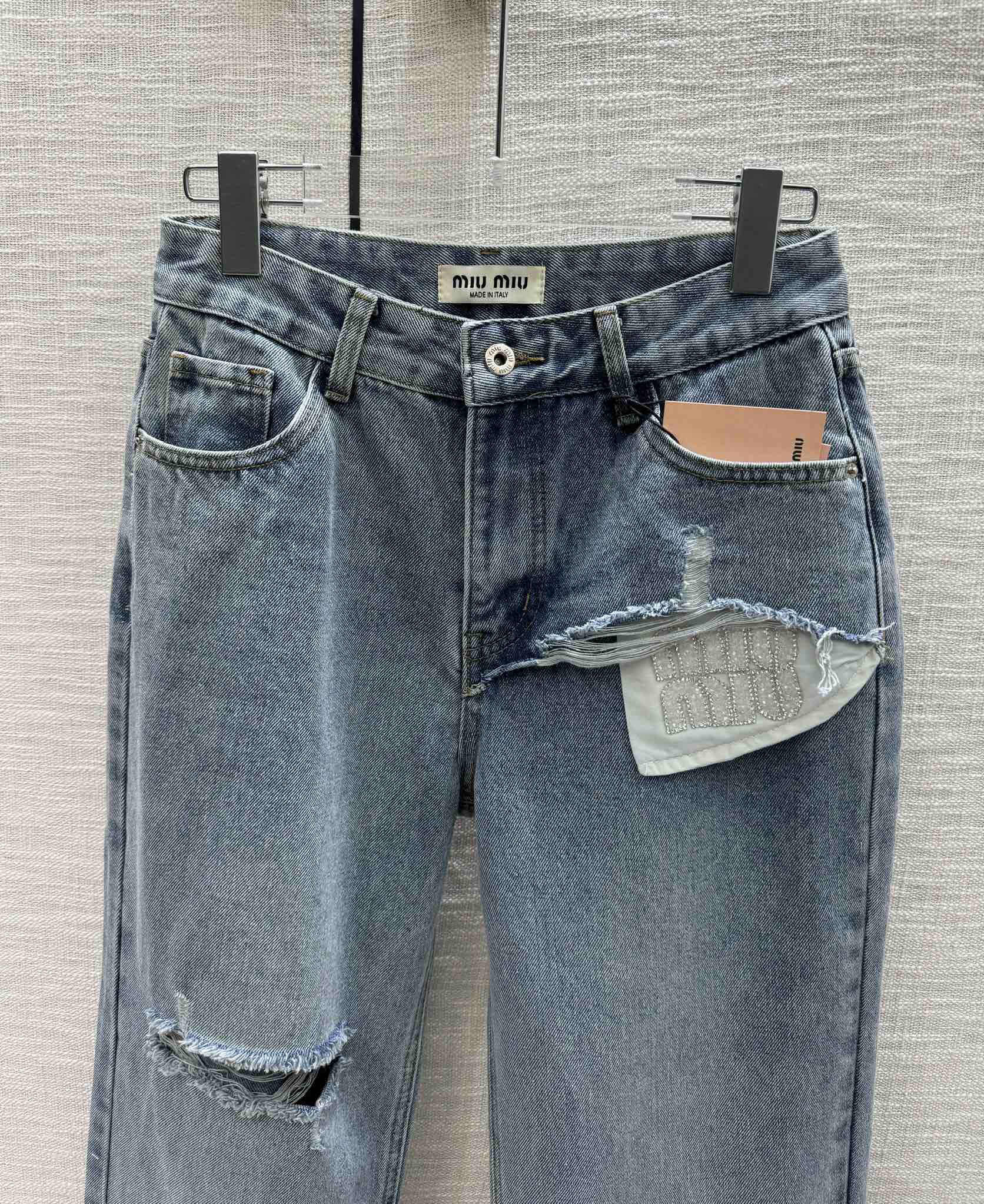 Джинсы Miu Miu 2404 с высокой талией и рваными элементами