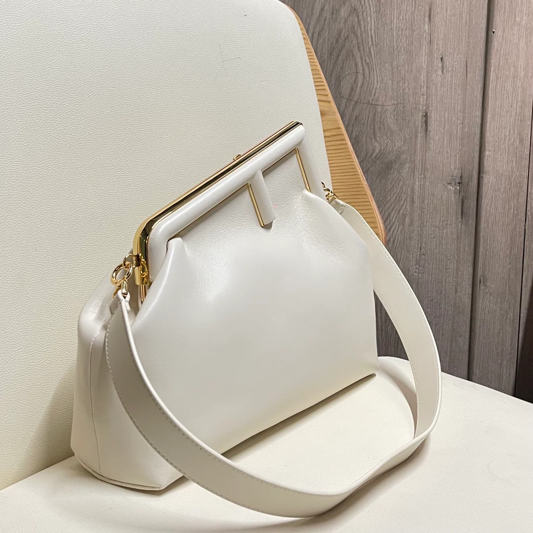 Средняя белая кожаная сумка Fendi First