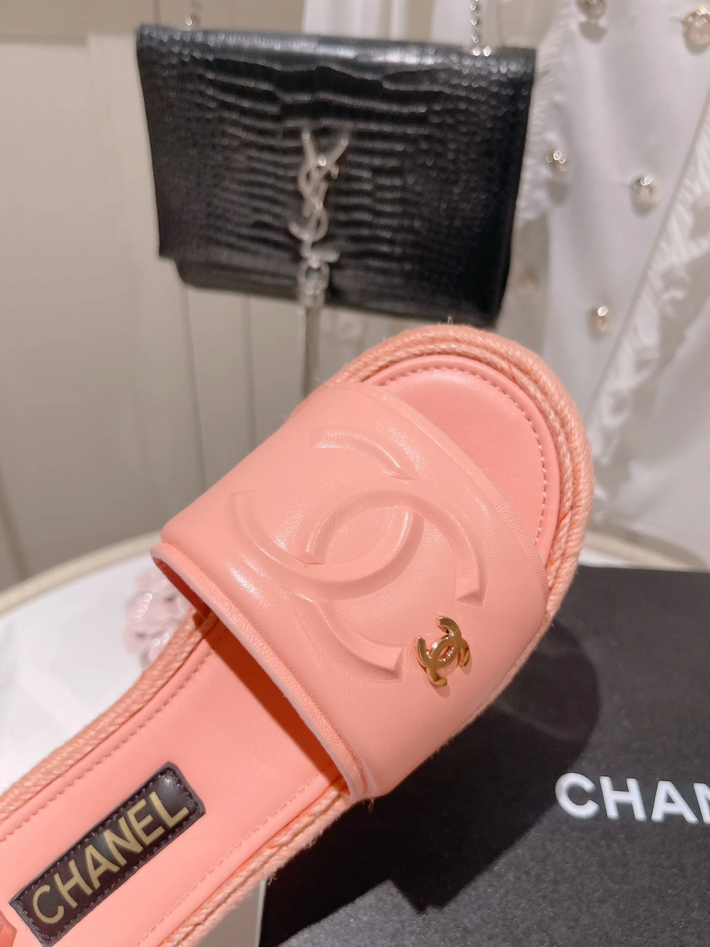 Новинка сезона весна/лето 2023 от Chanel - Тапочки из овечьей кожи - Розовые