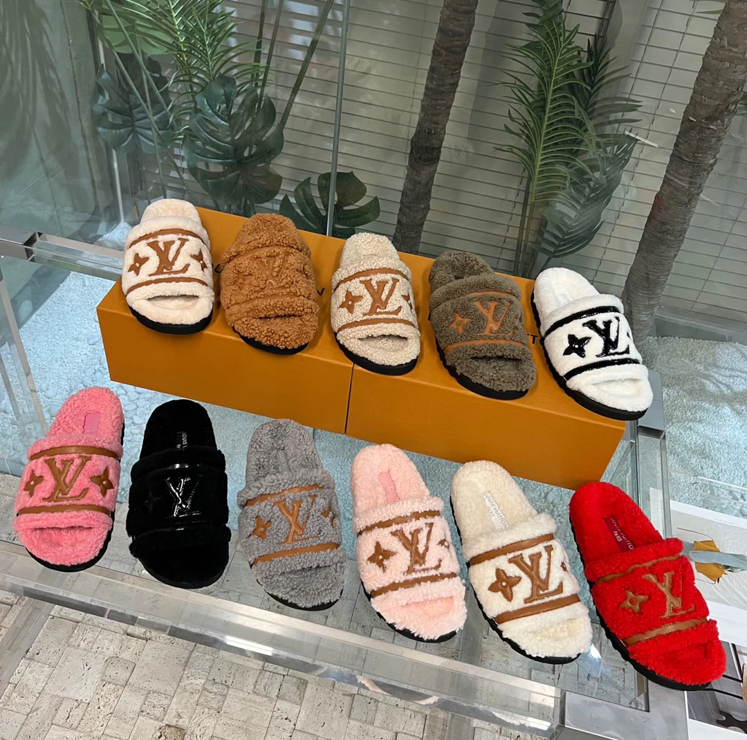 Новые поступления весенней коллекции LV 2022 — Меховые тапочки — Изображение коллекции