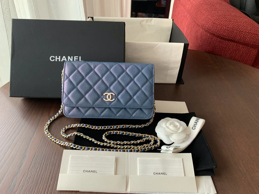 Пряжка Chanel WOC из телячьей кожи с эмалированным узором и жемчужным шариком - 1 шт.