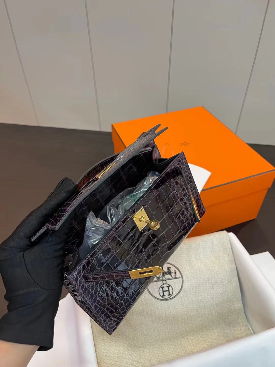 Миниатюрная пряжка Hermes Kelly 1-го поколения из кожи аллигатора, 9 г, с аметистом и золотом.