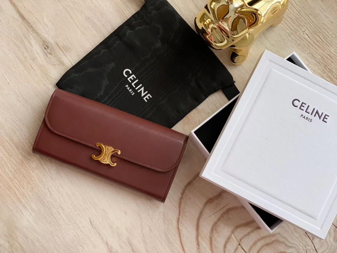 Celine TRIOMPHE 大号亮泽光滑羊皮革翻盖长夹