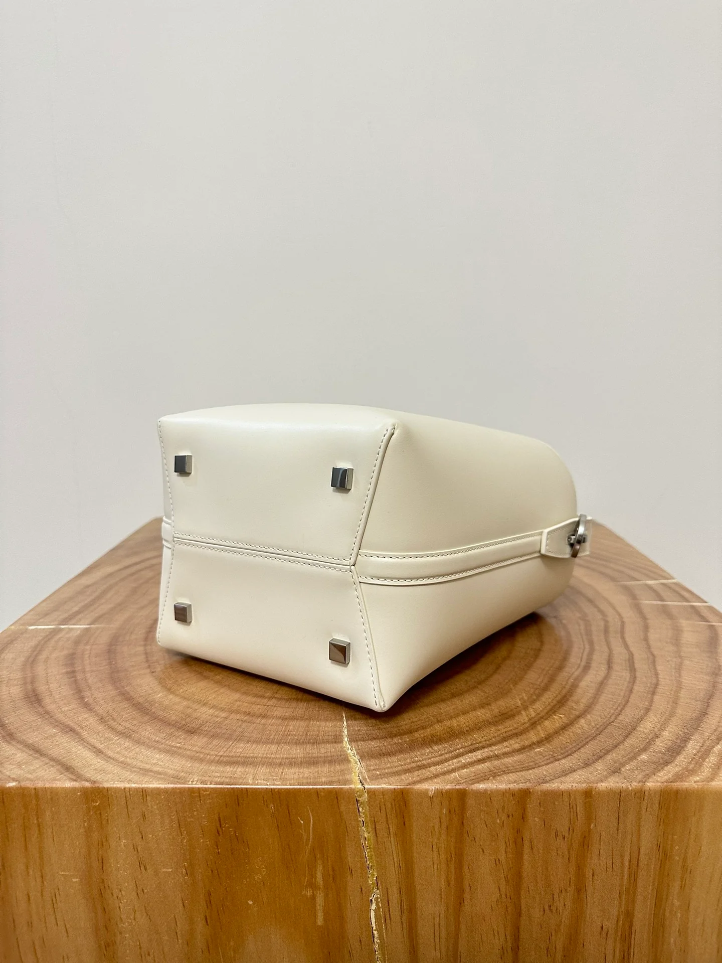 Сумка-ведро YSL Hobo – белая с серебристой фурнитурой – маленькая