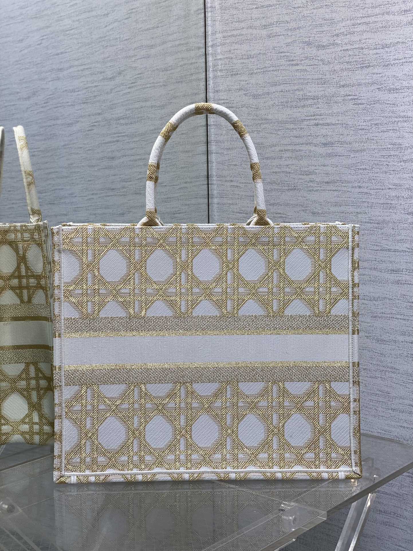 Коллекция Dior Весна/Лето 2024 - Сумка-тоут 