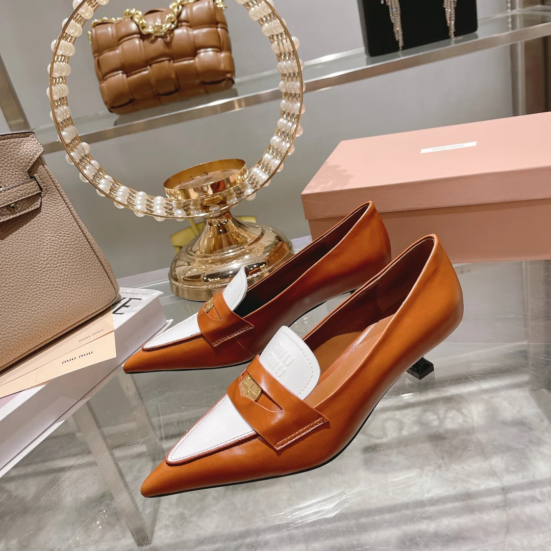 Новинка Miu Miu 2022 года - Туфли на низком каблуке с острым носком - Коричневые