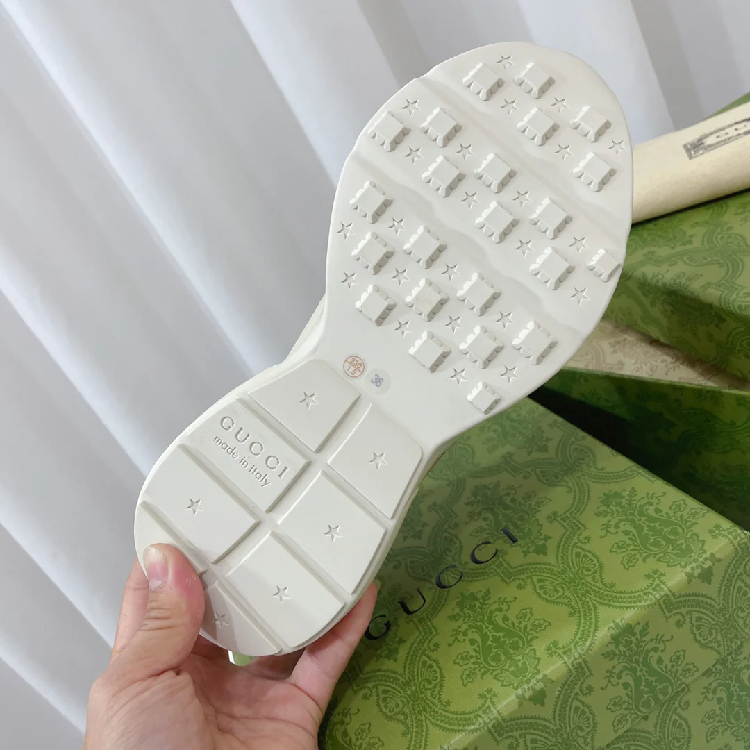 Новинка сезона весна/лето 2023 от Gucci - милые массивные туфли с узором.